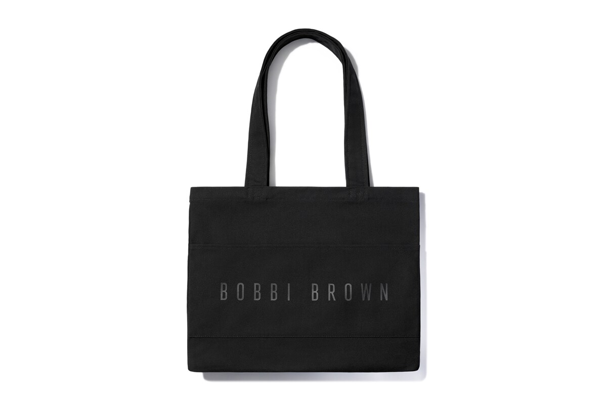 Un tote bag noir griffé Bobbi Brown