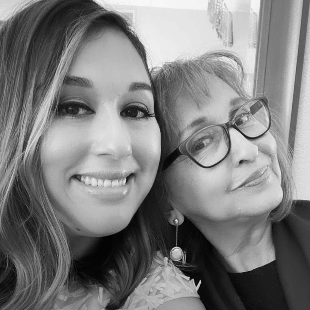 Une mère et sa fille souriantes