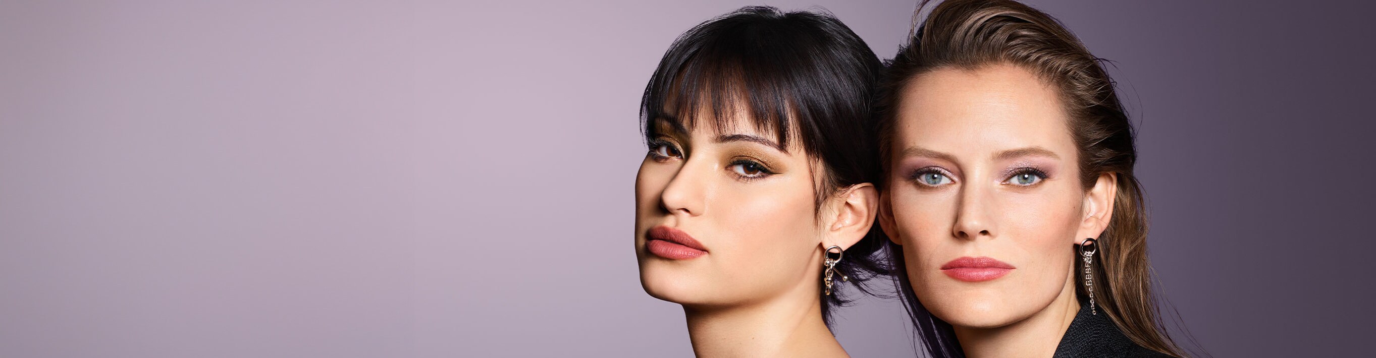 Deux modèles maquillées avec la tendance makeup Metallic Eyes