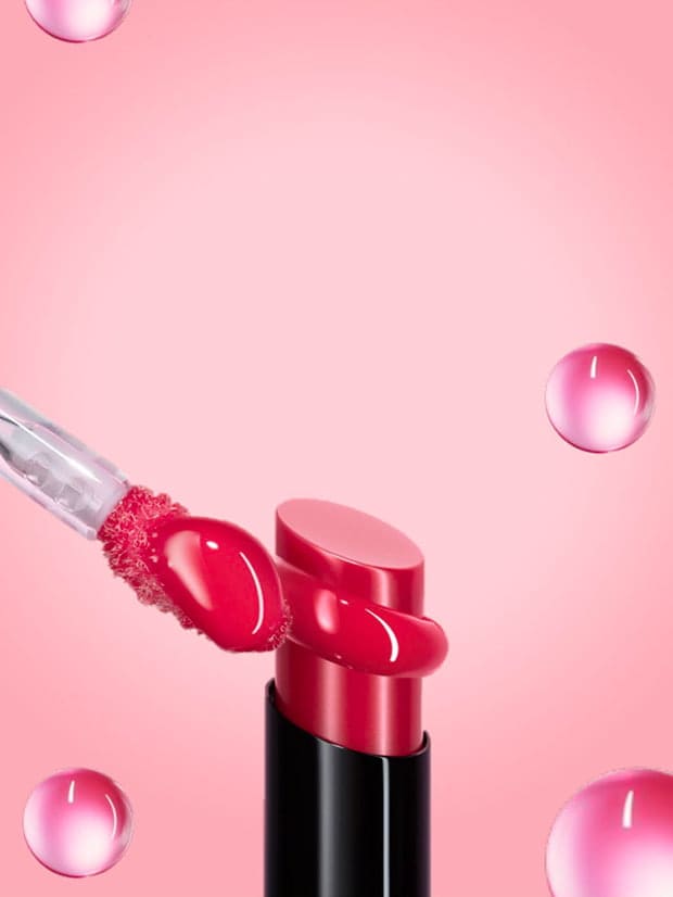 Bâton de rouge à lèvre Jelly Lips et Bâton de gloss Jelly Lips sur fond rose